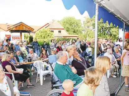 Bestens besucht: Die Darbietungen beim Kartoffelfest auf dem Gel&auml;nde des Wohn- und Ferienhauses