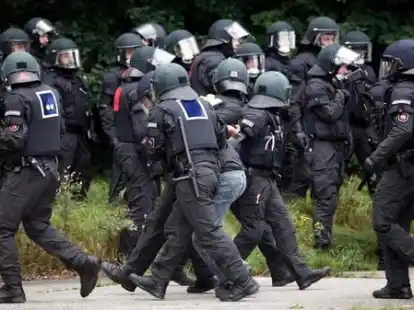 Polizeibeamte trainierten in Celle neue Techniken der Beweissicherung und Festnahme. Mehr als 800 Menschen spielen nach einem festen Drehbuch in den Szenen mit.