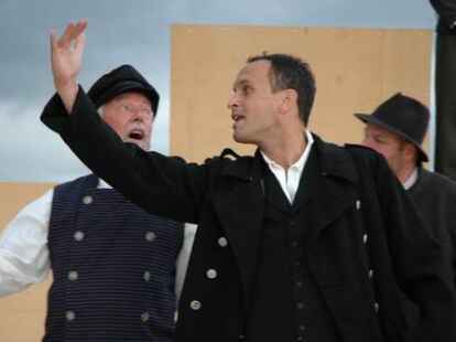 In kraftvollen Bildern inszeniert Regisseur Frank D&uuml;wel den Schimmelreiter am Dangaster Deich.