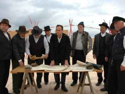 In kraftvollen Bildern inszeniert Regisseur Frank D&uuml;wel den Schimmelreiter am Dangaster Deich.