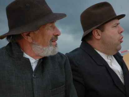 In kraftvollen Bildern inszeniert Regisseur Frank D&uuml;wel den Schimmelreiter am Dangaster Deich.