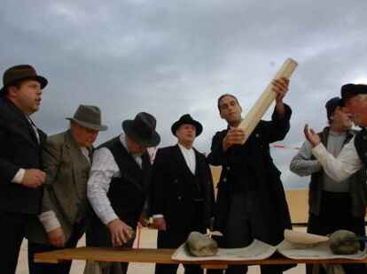 In kraftvollen Bildern inszeniert Regisseur Frank D&uuml;wel den Schimmelreiter am Dangaster Deich.