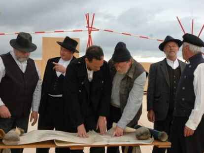 In kraftvollen Bildern inszeniert Regisseur Frank D&uuml;wel den Schimmelreiter am Dangaster Deich.