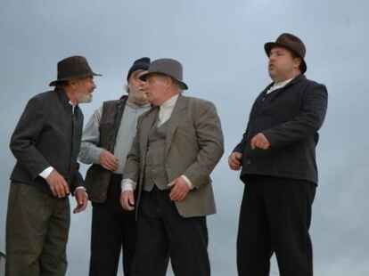 In kraftvollen Bildern inszeniert Regisseur Frank D&uuml;wel den Schimmelreiter am Dangaster Deich.