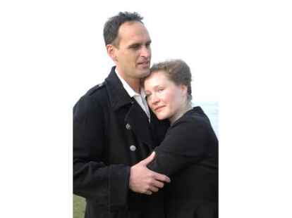 Die Oldenburgerin Insa Fr&ouml;hlich spielt die Rolle der Elke Folkerts, Boris Koch aus Bremen spielt die Rolle des Deichgrafen Hauke Haien.