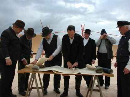 In kraftvollen Bildern inszeniert Regisseur Frank D&uuml;wel den Schimmelreiter am Dangaster Deich.