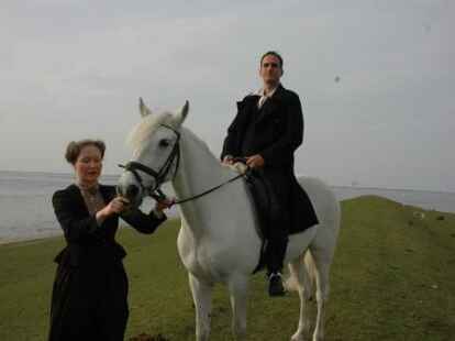 Die Oldenburgerin Insa Fr&ouml;hlich spielt die Rolle der Elke Folkerts, Boris Koch aus Bremen spielt die Rolle des Deichgrafen Hauke Haien.