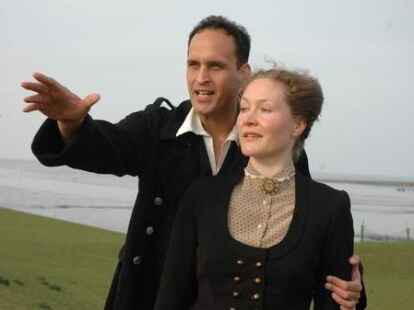 Die Oldenburgerin Insa Fr&ouml;hlich spielt die Rolle der Elke Folkerts, Boris Koch aus Bremen spielt die Rolle des Deichgrafen Hauke Haien.