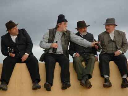 In kraftvollen Bildern inszeniert Regisseur Frank D&uuml;wel den Schimmelreiter am Dangaster Deich.