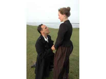 Die Oldenburgerin Insa Fr&ouml;hlich spielt die Rolle der Elke Folkerts, Boris Koch aus Bremen spielt die Rolle des Deichgrafen Hauke Haien.