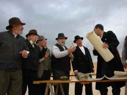 In kraftvollen Bildern inszeniert Regisseur Frank D&uuml;wel den Schimmelreiter am Dangaster Deich.