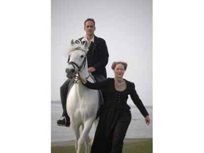 Die Oldenburgerin Insa Fr&ouml;hlich spielt die Rolle der Elke Folkerts, Boris Koch aus Bremen spielt die Rolle des Deichgrafen Hauke Haien.