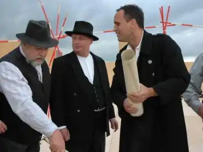 In kraftvollen Bildern inszeniert Regisseur Frank D&uuml;wel den Schimmelreiter am Dangaster Deich.