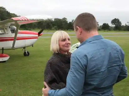 Ihr Ja-Wort gab Lena Weber auf dem Flugplatz Felde &uuml;ber Funk. Lebensgef&auml;hrte Witalij Saitz hatte sich trotz Flugangst in eine Cessna gesetzt und ihr aus der Luft ebenfalls &uuml;ber Funk einen Antrag gemacht - den sie annahm. Im Sommer 2012 soll die Hochzeit stattfinden.