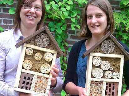 Sabine Z&uuml;lke (links) und Josefine Schlereth pr&auml;sentieren ihre selbst gebauten Nisthilfen f&uuml;r solit&auml;r lebende Bienenarten und andere Hautfl&uuml;gler.