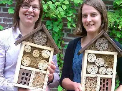 Sabine Z&uuml;lke (links) und Josefine Schlereth pr&auml;sentieren ihre selbst gebauten Nisthilfen f&uuml;r solit&auml;r lebende Bienenarten und andere Hautfl&uuml;gler.