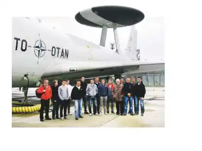 Staunten nicht schlecht &uuml;ber die Ausma&szlig;e des riesigen Radartellers: Die Absetzpiloten mit den Westerstedern Niels (2. von rechts) und Malte Grellert (4. von rechts) sowie Mirko Stieg (8. von links) vor einem AWACS-Aufkl&auml;rungsflugzeug