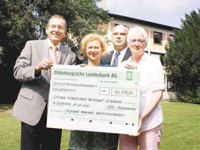 &Uuml;bergabe: Jan-Gerd Indorf &uuml;berreicht