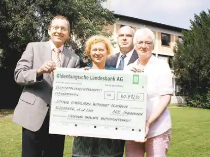 &Uuml;bergabe: Jan-Gerd Indorf &uuml;berreicht