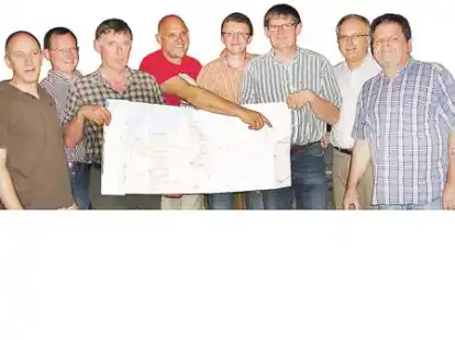 Die Planungen f&uuml;r den 13. Hilfstransport laufen (von links): Dieter Przybille, Edmund Oltmann, Martin Willenborg, Heiner Meinerling, J&uuml;rgen Dirks, Reinhold Willenborg, Frank Linke und G&uuml;nter Scheloske.