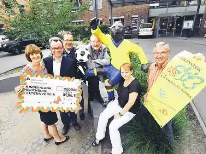 20 000 Euro f&uuml;r die onkologische Kinderabteilung: (von links) Agnis Kramer, Thomas Haaker, J&uuml;rgen Knaak, Prof. Dr. Hermann M&uuml;ller, Daniela L&uuml;kerFreuen sich &uuml;ber zweimal 4 000 Euro: Wolfgang Storll, Christian K&ouml;hler, Cornelia de Vries und Thomas P&auml;pke