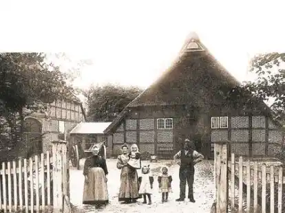 Der Ehlers-Hof in H&uuml;llstede fiel dem gro&szlig;en Brand im August 1911 ebenso zum Opfer wie weitere Geb&auml;ude. Dieses Bild zeigt die Familie im Jahr 1909 (von links) Almut Margarete, Louise, Liesbeth, Henriette, Hertha und Friedrich Georg Ehlers.