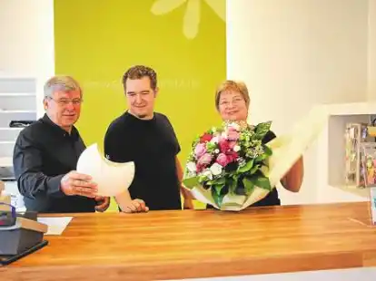 Wollen ihren Sohn auch in den n&auml;chsten Jahren noch kr&auml;ftig unterst&uuml;tzen: Michael und Gisela Gloede. Jan Gloede (Mitte) hat den elterlichen Betrieb &uuml;bernommen und ist nun neuer Gesch&auml;ftsf&uuml;hrer von &bdquo;gloede floristik&ldquo;.