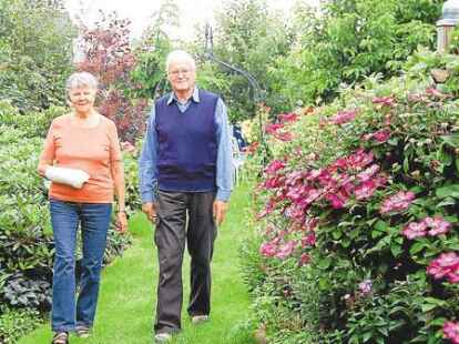 Helga und Helmut Jung genie&szlig;en es, durch ihren Garten zu spazieren.Den Eulenspiegel hat Helga Jung gestaltet.