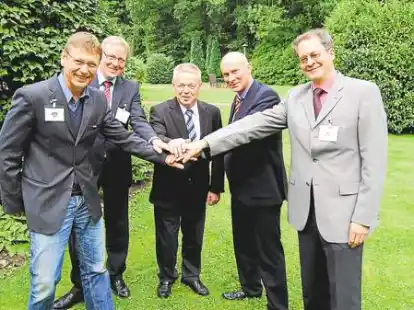Arbeiten zusammen (von links): Kai Kupka und Thomas Feld als Vertreter von Straff&auml;lligenhilfe und Diakonie, Justiz-Staatssekret&auml;r Dr. J&uuml;rgen Oehlerking, Dr. Stefan von der Beck, Leiter des AJSD und Rainer Zech, stellvertretender Leiter der Haftanstalt Oldenburg