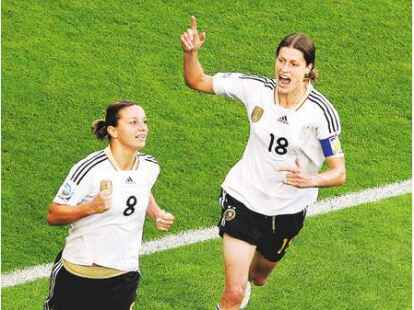 Inka Grings und Kerstin Garefekes jubeln &uuml;ber das 2:0. Auch dieser Treffer fiel per Kopf.