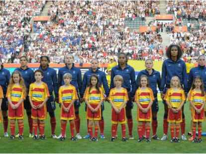 Das Nationalteam Frankreichs vor der Partie. Die Franz&ouml;sinnen hatten zuvor in der Gruppe A gegen Nigeria und Kanada gewonnen.