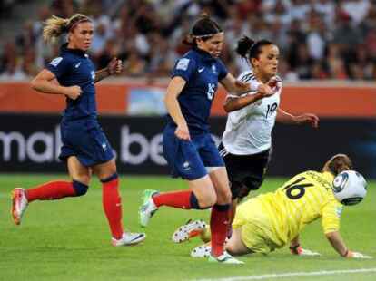 Selbst, als Deutschland einen Elfmeter bekommen hatte, blieb die Partie spannend. Celine Deville (r.) hatte Bajramaj brutal gefoult, Inka Grings (65.) anschlie&szlig;end sicher zum 3:1 verwandelt.