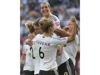 F&uuml;r eine erste Erleichterung sorgte Kerstin Garefrekes mit ihrem Kopfballtor zum 1:0 (25.).