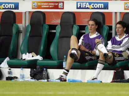 ...Unter anderem sa&szlig; Rekordnationalspielerin Birgit Prinz (l.) aus Formgr&uuml;nden auf der Bank.