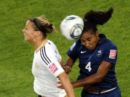 Inka Grings und Frankreichs Laura Georges k&auml;mpfen um den Ball.