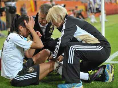 Fatmire Bajramaj musste nach der Attacke &uuml;brigens behandelt werden, konnte aber weiterspielen.