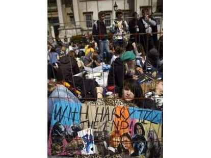 Wahre Fans lassen sich nicht durch Regenwetter schocken: In London versammelten sich bereits in der Nacht vor der Weltpremiere des neuen Films Tausende junge Menschen.