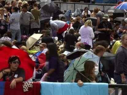 Wahre Fans lassen sich nicht durch Regenwetter schocken: In London versammelten sich bereits in der Nacht vor der Weltpremiere des neuen Films Tausende junge Menschen.