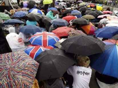 Wahre Fans lassen sich nicht durch Regenwetter schocken: In London versammelten sich bereits in der Nacht vor der Weltpremiere des neuen Films Tausende junge Menschen.