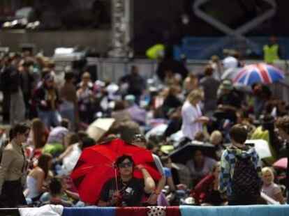 Wahre Fans lassen sich nicht durch Regenwetter schocken: In London versammelten sich bereits in der Nacht vor der Weltpremiere des neuen Films Tausende junge Menschen.