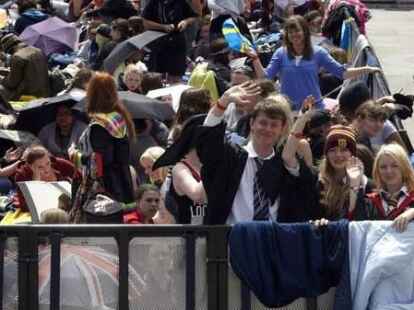 Wahre Fans lassen sich nicht durch Regenwetter schocken: In London versammelten sich bereits in der Nacht vor der Weltpremiere des neuen Films Tausende junge Menschen.