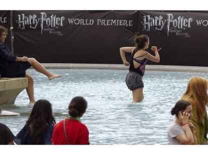 Wahre Fans lassen sich nicht durch Regenwetter schocken: In London versammelten sich bereits in der Nacht vor der Weltpremiere des neuen Films Tausende junge Menschen. Einige nahmen noch ein erfrischendes Bad im Brunnen.