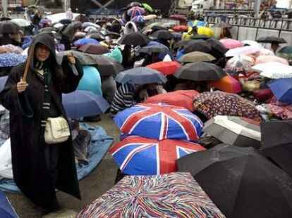 Wahre Fans lassen sich nicht durch Regenwetter schocken: In London versammelten sich bereits in der Nacht vor der Weltpremiere des neuen Films Tausende junge Menschen.