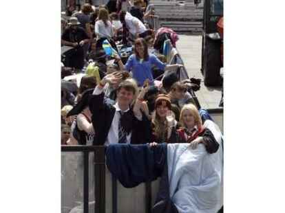 Wahre Fans lassen sich nicht durch Regenwetter schocken: In London versammelten sich bereits in der Nacht vor der Weltpremiere des neuen Films Tausende junge Menschen.