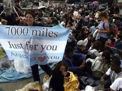 Wahre Fans lassen sich nicht durch Regenwetter schocken: In London versammelten sich bereits in der Nacht vor der Weltpremiere des neuen Films Tausende junge Menschen.
