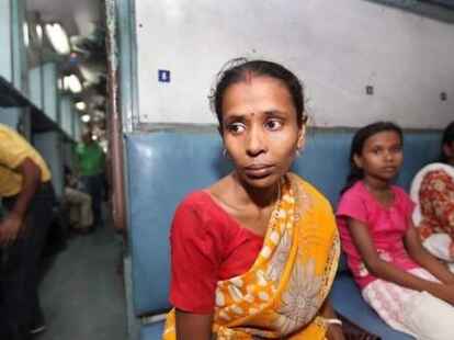 Banges Warten: Sumitra Biswas (M.), die Frau eines noch vermissten Passagiers.