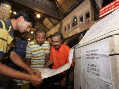 Angeh&ouml;rige schauen auf die Liste der Opfer.