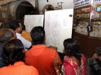 Der Howrah-Kalka-Express mit rund 1000 Passagieren fuhr von der ostindischen Metropole Kolkata (Kalkutta) in die Hauptstadt Neu Delhi. Auf dem Bild schauen besorgte Inder, ob Angeh&ouml;rige auf der Opferliste stehen.