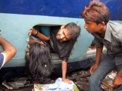 Wie ein Eisenbahnsprecher mitteilte, setzten Helfer Schwei&szlig;brenner ein, um &Uuml;berlebende aus den Tr&uuml;mmern zu befreien.