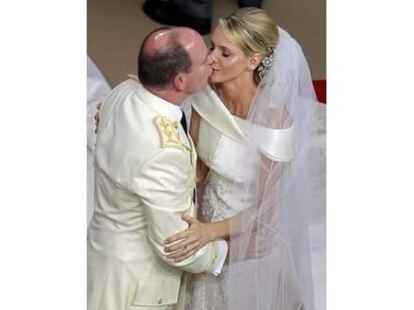 K&uuml;sschen zwischen Braut und Br&auml;utigam.